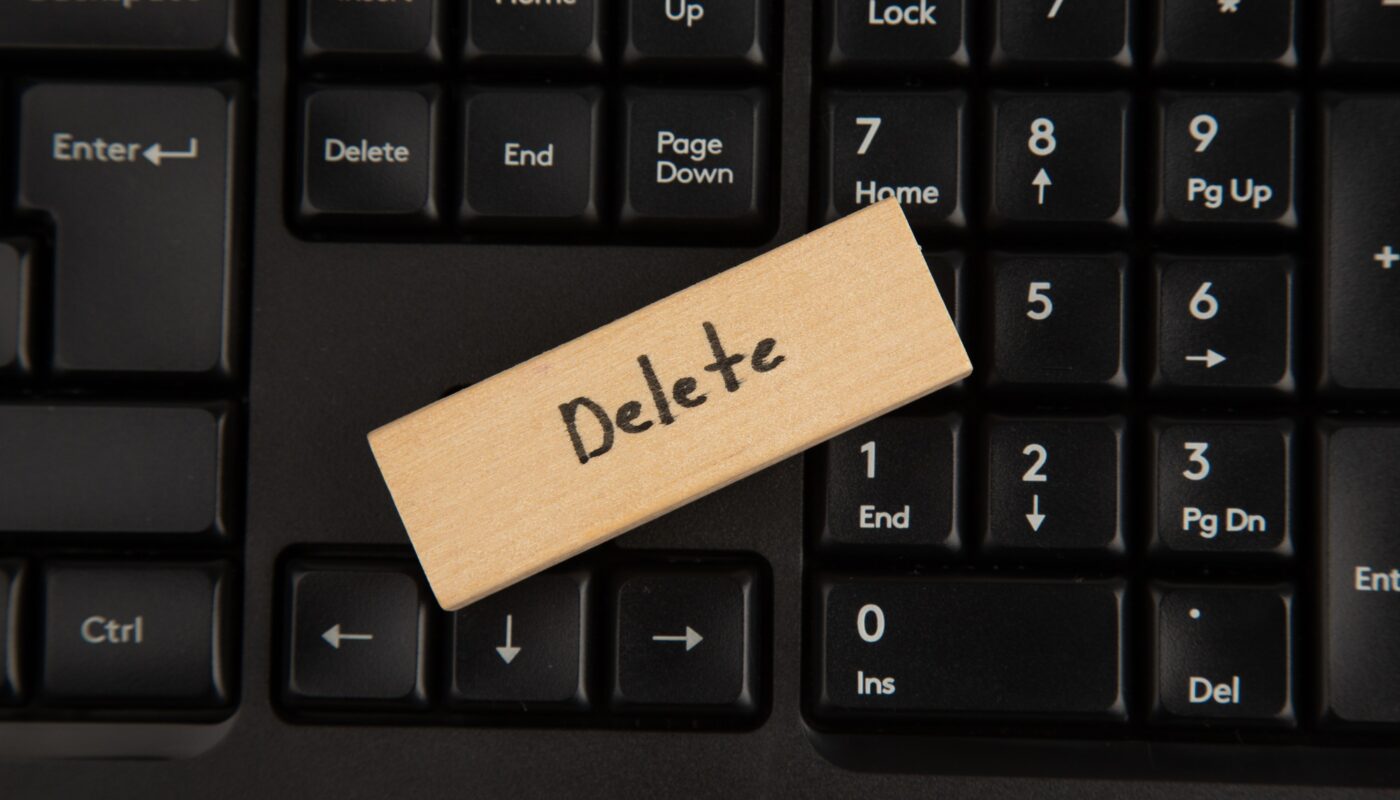 top view delete icon on wood block on keyboard on wooden table