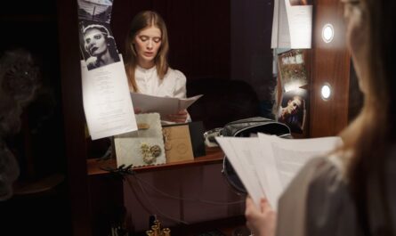 découvrez le terme 'histrionic', qui décrit un comportement théâtral et excessif, souvent utilisé pour caractériser des personnalités dramatiques. apprenez comment cette expression se manifeste dans la vie quotidienne et son impact sur les relations interpersonnelles.