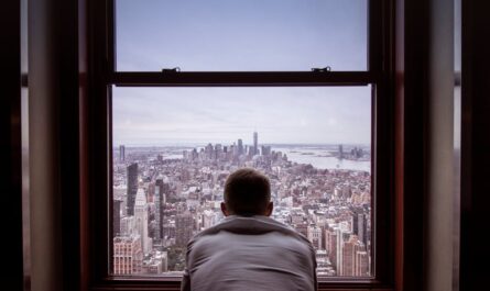 découvrez les différentes facettes de la solitude, un état souvent mal compris. explorez ses impacts sur la santé mentale, les moyens d'y faire face et comment la solitude peut devenir une source de réflexion et de créativité.