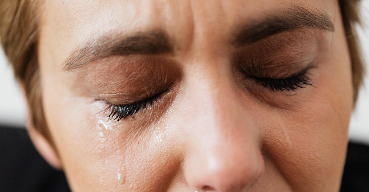 découvrez les différentes significations et expressions du pleur dans notre article. apprenez comment les larmes peuvent témoigner d'émotions variées, de la tristesse à la joie, et explorez l'impact cathartique du pleur sur la santé mentale.