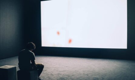 découvrez les nuances de la tristesse, cette émotion complexe qui touche chacun d'entre nous. explorez ses origines, ses impacts sur la vie quotidienne et les moyens de la surmonter pour retrouver espoir et sérénité.