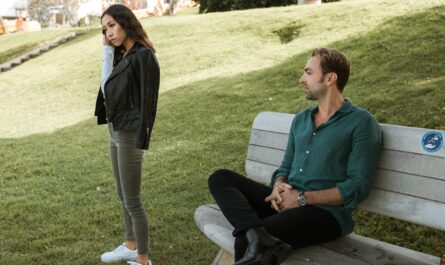 découvrez les enjeux de la dépendance émotionnelle, ses conséquences sur les relations personnelles et comment y remédier pour retrouver un équilibre affectif sain.
