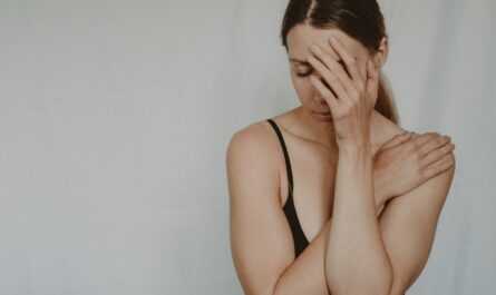 découvrez les enjeux et défis liés à la crise existentielle. explorez comment ces moments de doute peuvent mener à une profonde introspection et à une recherche de sens dans la vie.