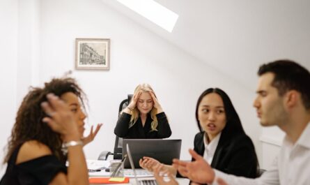 découvrez comment la dépression au travail affecte votre bien-être et votre productivité. apprenez à reconnaître les signes, à trouver du soutien et à améliorer votre environnement professionnel pour un mieux-être mental.