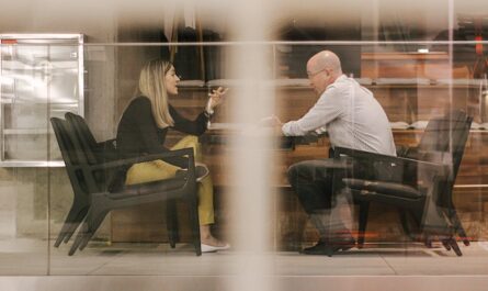 découvrez l'importance du dialogue intérieur dans notre quotidien. apprenez à mieux comprendre vos pensées et émotions, et explorez des techniques pour enrichir votre auto-réflexion et favoriser votre bien-être mental.