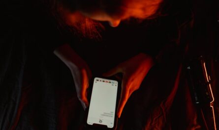découvrez les enjeux de l'addiction aux smartphones : symptômes, impacts sur la vie quotidienne et solutions pour retrouver un équilibre numérique sain.