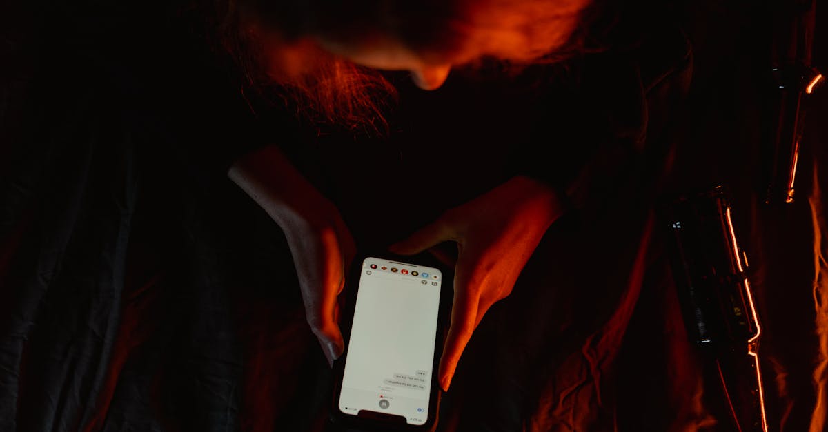 découvrez les enjeux de l'addiction aux smartphones : symptômes, impacts sur la vie quotidienne et solutions pour retrouver un équilibre numérique sain.