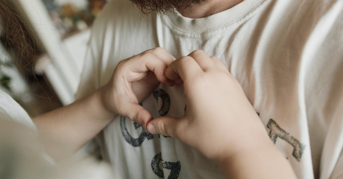 explorez la magnifique dynamique d'une relation père-fille, où l'amour inconditionnel se mêle à des moments de complicité, de soutien et de compréhension. découvrez comment ces liens uniques façonnent des souvenirs durables et nourrissent des valeurs essentielles.
