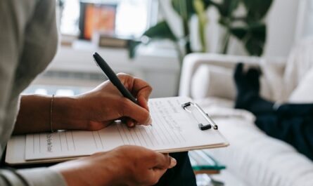 découvrez la thérapie narrative, une approche innovante qui vous aide à reconstruire votre histoire personnelle et à redéfinir votre identité. apprenez à surmonter les défis de la vie en transformant votre récit et en découvrant de nouvelles perspectives sur vous-même.