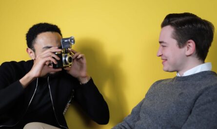 découvrez le concept de 'people-pleasing', une tendance à rechercher constamment l'approbation des autres. apprenez à identifier les signes, comprendre les raisons derrière ce comportement et explorez des stratégies pour renforcer votre estime de soi tout en établissant des relations saines.