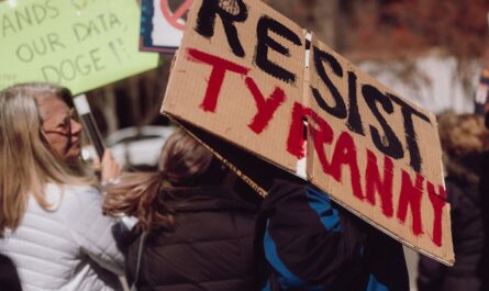 découvrez les nuances de la tyrannie : un examen approfondi des régimes autoritaires, des impacts sur les droits humains et des luttes pour la liberté à travers l'histoire.