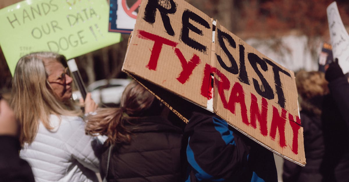 découvrez les nuances de la tyrannie : un examen approfondi des régimes autoritaires, des impacts sur les droits humains et des luttes pour la liberté à travers l'histoire.