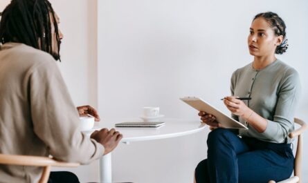 découvrez la psychologie judiciaire, une discipline fascinante qui explore l'interaction entre la psychologie et le système judiciaire. apprenez comment les psychologues utilisent leurs connaissances pour aider à résoudre des affaires criminelles et comprendre le comportement humain en situation de crime.