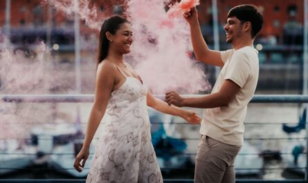 découvrez le phénomène du love bombing, une stratégie d'amour intense et envahissante qui peut nuire aux relations. apprenez à reconnaître les signes et à protéger votre bien-être émotionnel.
