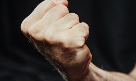 découvrez l'affirmation de soi, une compétence essentielle pour renforcer votre confiance en vous, améliorer vos relations interpersonnelles et exprimer vos besoins de manière claire et respectueuse. apprenez des techniques pratiques pour développer votre assertivité au quotidien.