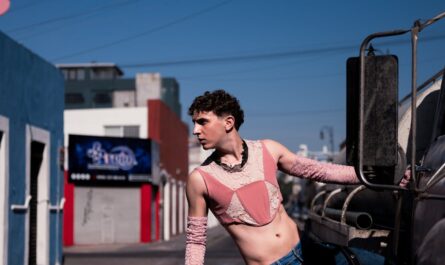 découvrez les caractéristiques d'une personnalité ennuyeuse, comment cela peut affecter vos relations et des conseils pour pimenter votre vie sociale avec des traits plus engageants.