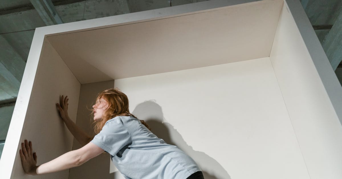 découvrez la claustrophobie, une anxiété intense liée aux espaces clos. apprenez les causes, les symptômes et les traitements disponibles pour surmonter cette phobie. explorez des stratégies pour mieux gérer vos peurs et vivre sereinement.