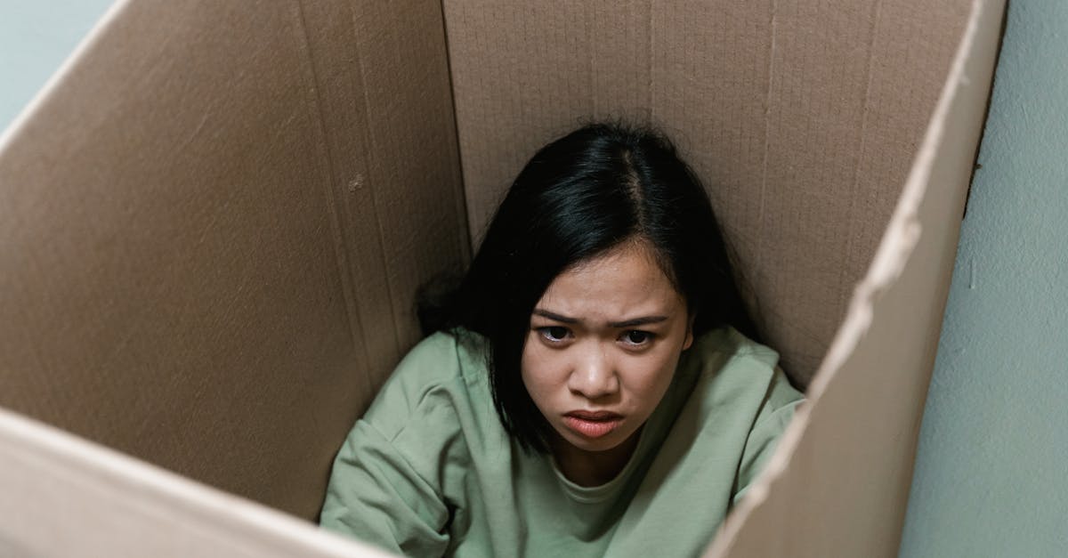 explorez la claustrophobie, ce trouble anxieux qui provoque une peur intense des espaces confinés. découvrez ses symptômes, causes et les traitements disponibles pour surmonter cette phobie et améliorer votre qualité de vie.