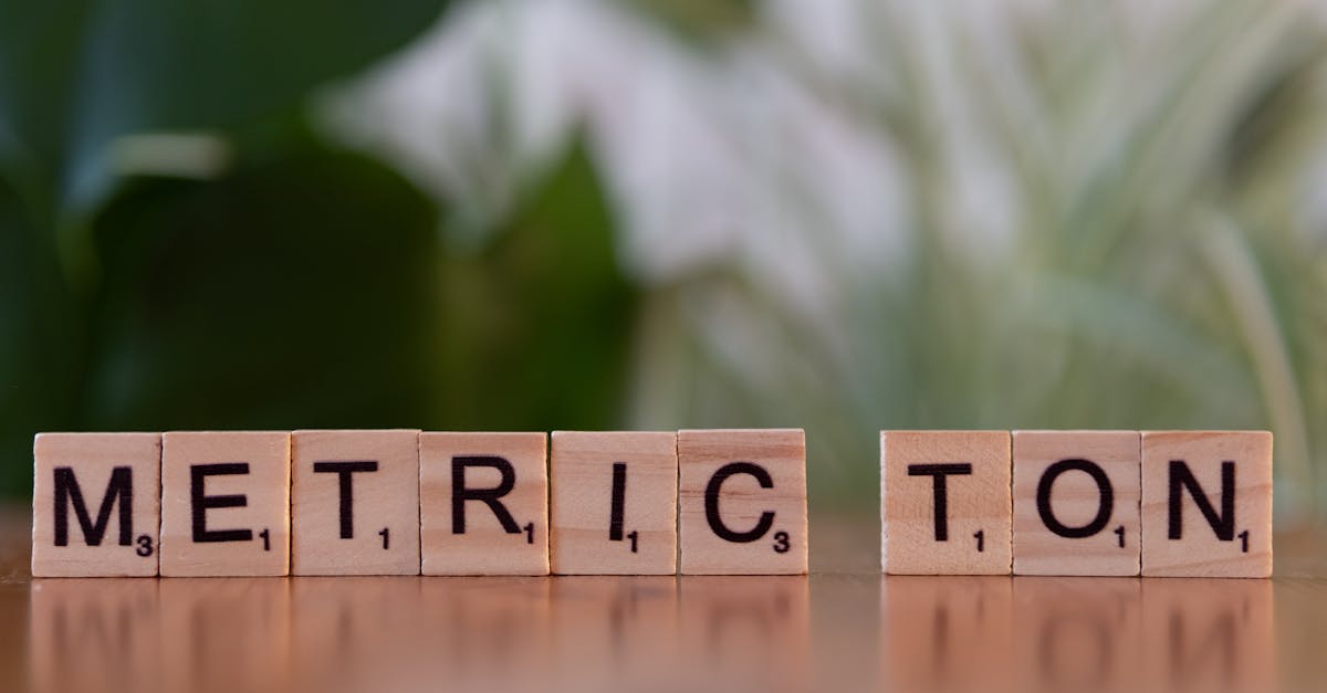 découvrez les stratégies de manipulation de masse : techniques psychologiques, influence des médias et moyens de persuasion utilisés pour façonner l'opinion publique et influencer le comportement collectif.