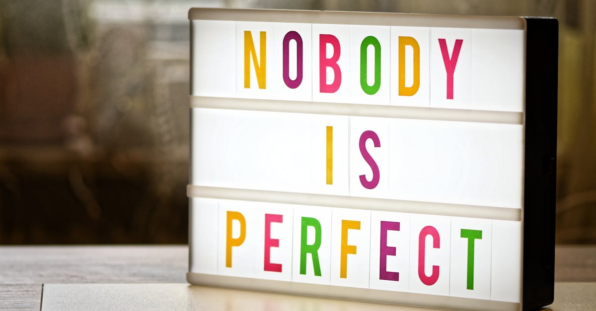 découvrez les enjeux du perfectionnisme : ses effets sur la vie quotidienne, la santé mentale et les relations interpersonnelles. apprenez à reconnaître les signes du perfectionnisme et explorez des stratégies pratiques pour cultiver l'acceptation de soi et améliorer votre bien-être.