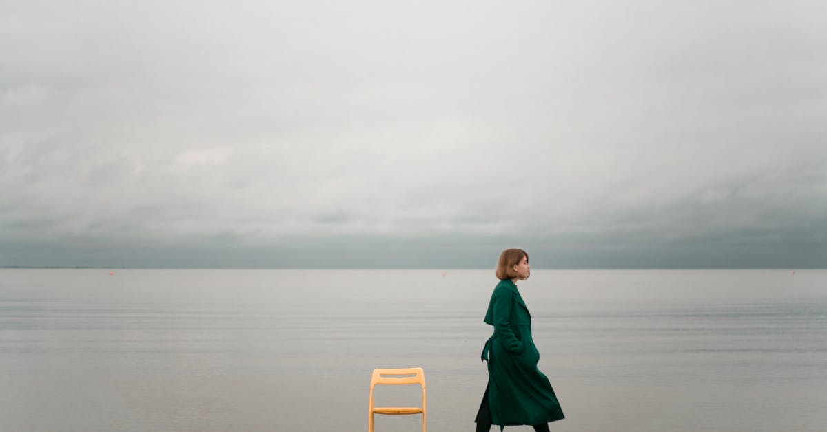 découvrez les facettes de la solitude, un état d'être complexe qui peut à la fois apporter réflexion et apaisement. explorez ses impacts sur l'esprit humain et comment elle peut devenir une source de créativité et de croissance personnelle.