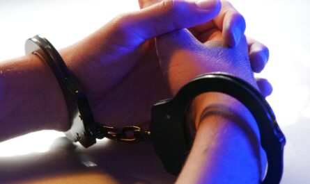 découvrez le rôle crucial du psychologue judiciaire, expert en évaluation des comportements criminels et en soutien lors des procès. apprenez comment ces professionnels interviennent dans le système judiciaire pour garantir justice et compréhension psychologique des affaires criminelles.