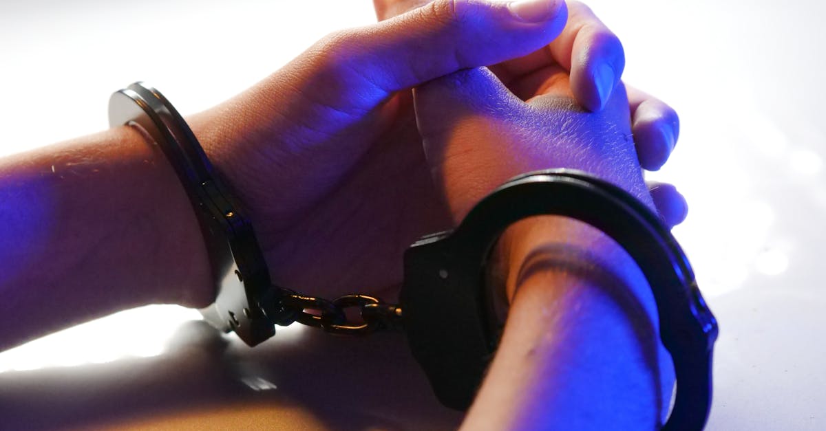 découvrez le rôle crucial du psychologue judiciaire, expert en évaluation des comportements criminels et en soutien lors des procès. apprenez comment ces professionnels interviennent dans le système judiciaire pour garantir justice et compréhension psychologique des affaires criminelles.