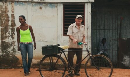 découvrez tout sur les relations avec un écart d'âge, leurs défis et avantages, ainsi que les perceptions sociétales qui les entourent. explorez comment ces dynamiques peuvent enrichir les liens affectifs, tout en naviguant à travers les stéréotypes et les préjugés.