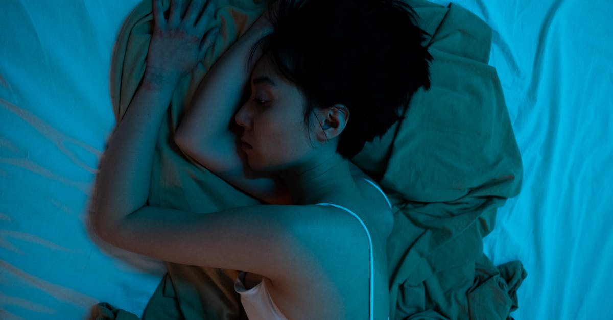 découvrez les multiples facettes de la solitude, ses causes et ses conséquences sur notre bien-être. apprenez des stratégies pour surmonter la solitude et cultiver des relations significatives dans un monde de plus en plus connecté.