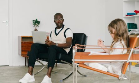 découvrez l'importance de la thérapie pour enfants, une approche professionnelle dédiée à aider les jeunes à surmonter les défis émotionnels et comportementaux. apprenez comment des outils thérapeutiques adaptés peuvent favoriser le bien-être et l'épanouissement de votre enfant.