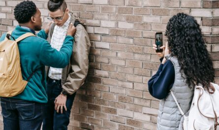 découvrez le comportement passif-agressif : comprendre ses manifestations, ses impacts sur les relations interpersonnelles et comment y faire face pour améliorer votre communication et votre bien-être.