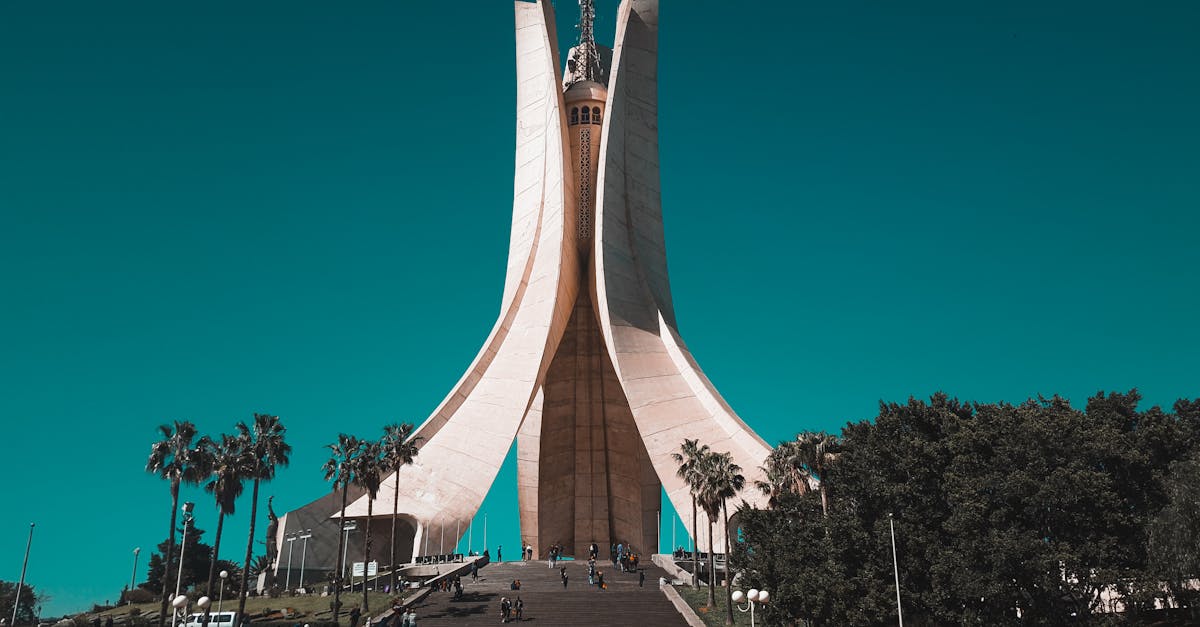 découvrez algiers, la capitale vibrante de l'algérie, célèbre pour son riche patrimoine culturel, ses paysages enchanteurs et son architecture unique mêlant influences arabes et françaises. explorez ses sites historiques, ses musées fascinants et sa cuisine délicieuse, tout en profitant de la beauté de la méditerranée.