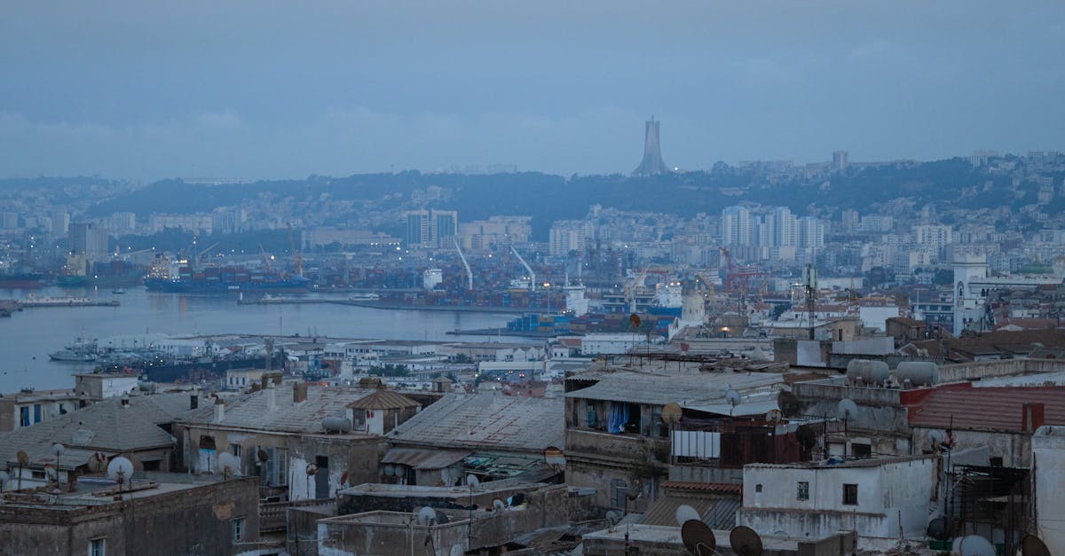 découvrez alger, la capitale algérienne au patrimoine riche et à la beauté méditerranéenne. explorez ses monuments historiques, ses souks animés et son ambiance vibrante, tout en savourant la délicieuse cuisine locale.