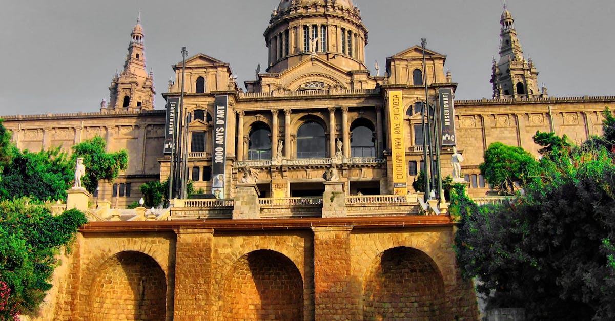 découvrez barcelone, la vibrante capitale de la catalogne, célèbre pour son architecture unique, sa culture riche et ses plages ensoleillées. explorez les œuvres de gaudí, savourez la délicieuse gastronomie locale et imprégnez-vous de l'atmosphère dynamique de cette ville méditerranéenne.