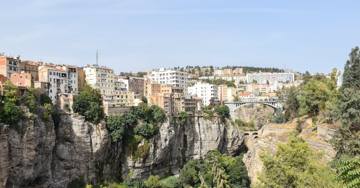 découvrez constantine, une ville riche en histoire et en culture, située en algérie. explorez ses paysages époustouflants, son architecture unique et ses traditions fascinantes qui en font un véritable joyau du patrimoine mondial.