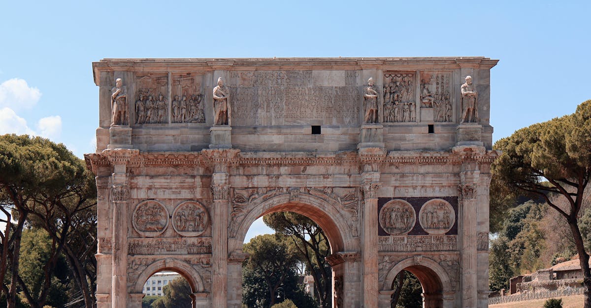 découvrez constantine, une ville emblématique d'algérie connue pour ses paysages à couper le souffle, son riche patrimoine culturel et son histoire fascinante. explorez ses ponts suspendus, ses sites historiques et laissez-vous séduire par l'hospitalité de ses habitants.