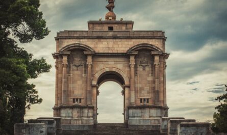 découvrez constantine, une ville chargée d'histoire et de culture, célèbre pour ses impressionnantes passerelles suspendues et ses paysages à couper le souffle. explorez ses richesses architecturales, ses musées fascinants et plongez dans la culture algérienne au cœur de cette métropole captivante.