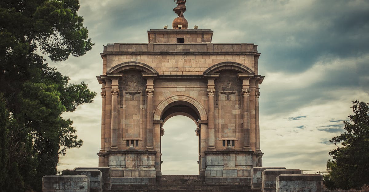 découvrez constantine, une ville chargée d'histoire et de culture, célèbre pour ses impressionnantes passerelles suspendues et ses paysages à couper le souffle. explorez ses richesses architecturales, ses musées fascinants et plongez dans la culture algérienne au cœur de cette métropole captivante.