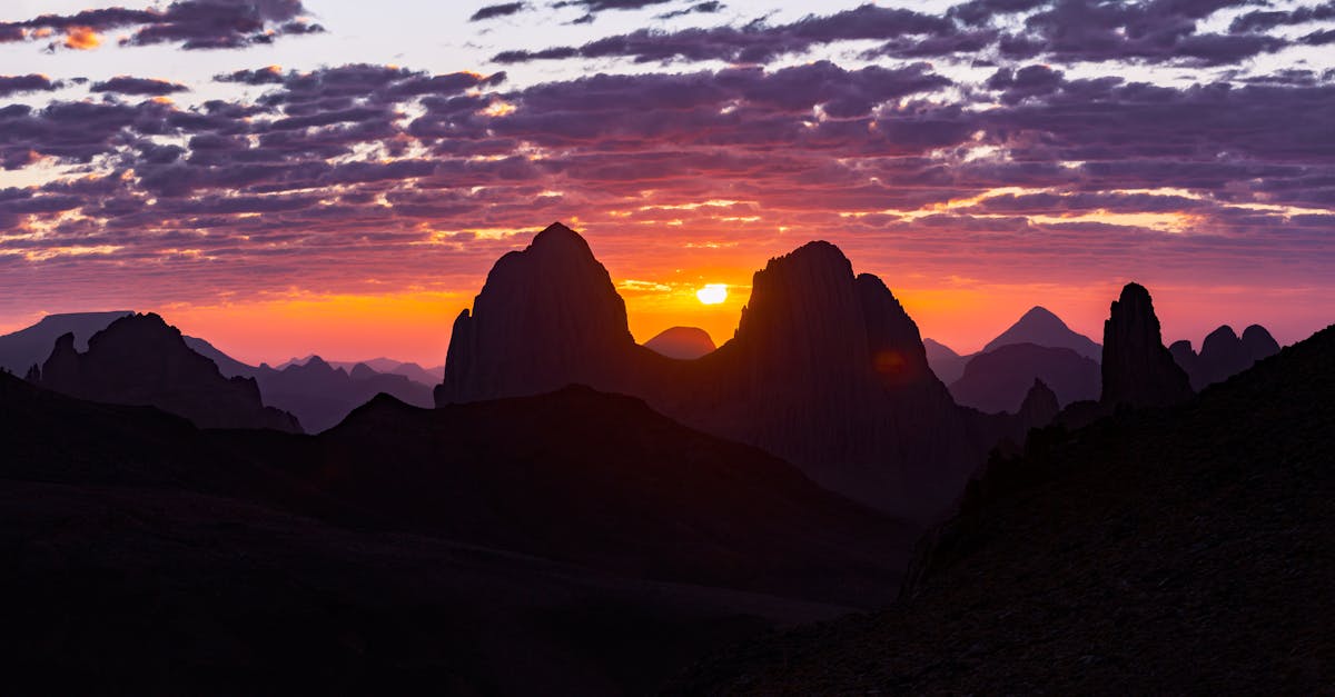 découvrez le hoggar, une majestueuse chaîne de montagnes située au cœur du sahara algérien. explorez ses paysages grandioses, sa faune unique et son riche patrimoine culturel. plongez dans l'aventure et laissez-vous émerveiller par la beauté sauvage de cette région emblématique.