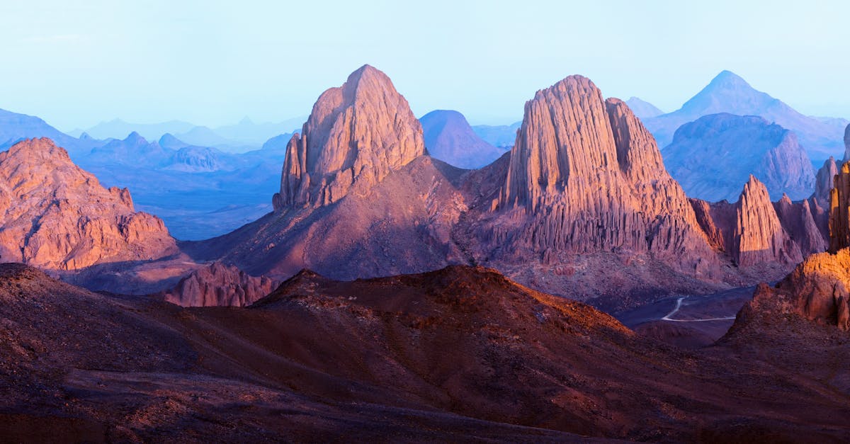 découvrez hoggar, un lieu enchanteur où les paysages désertiques rencontrent une culture riche. explorez ses formations rocheuses spectaculaires et laissez-vous séduire par la beauté sauvage de cette région unique.