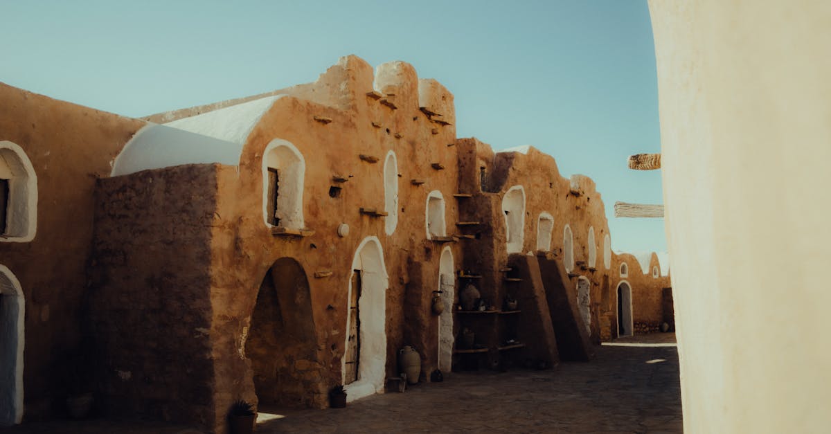 découvrez les ksour, ces villages fortifiés du désert marocain, où l'architecture traditionnelle rencontre l'histoire ancienne. explorez leurs ruelles étroites, admirez les maisons en pisé et plongez dans une culture riche et vibrante.