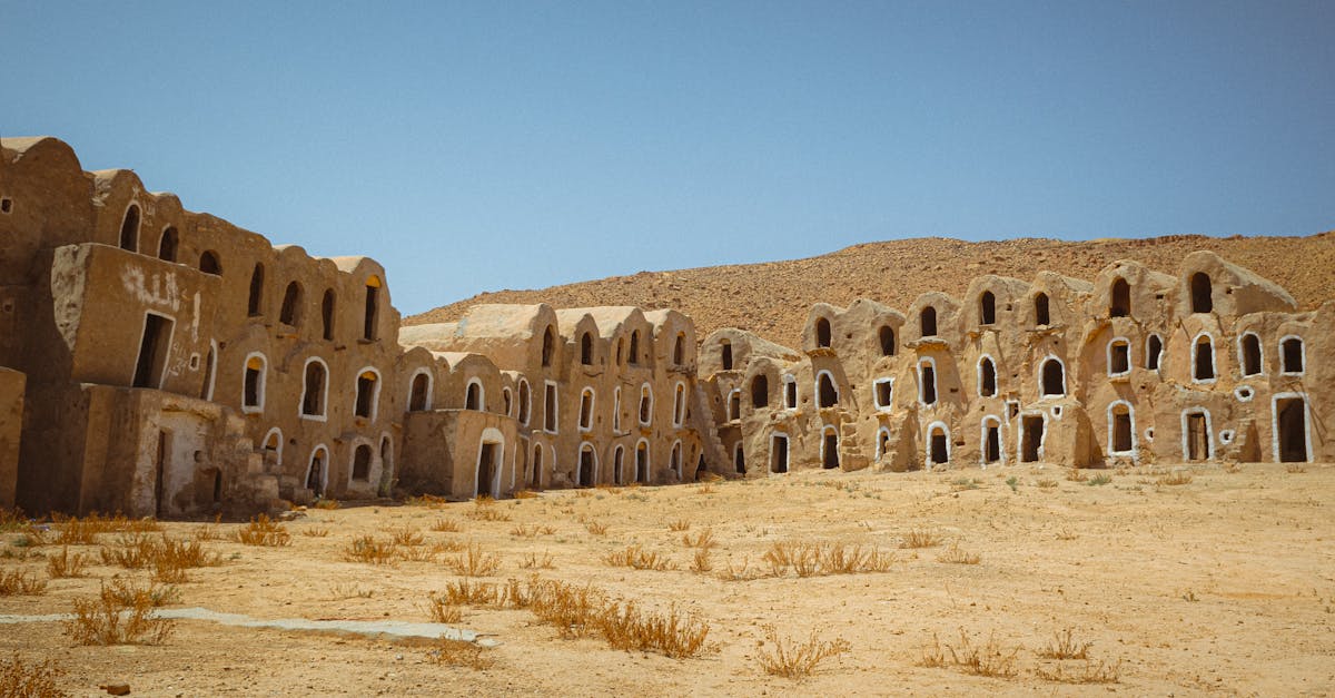 découvrez les ksours, ces villages fortifiés du patrimoine architectural nord-africain. plongez dans l'histoire, l'architecture unique et les traditions des ksours qui séduisent les voyageurs en quête d'authenticité et de culture.