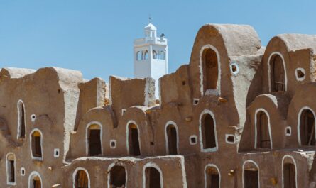 découvrez les ksour, ces villages fortifiés du sud du maroc qui témoignent d'une riche histoire et d'une architecture unique. explorez leur beauté et leur culture authentique à travers des ruelles étroites et des maisons en terre battue.