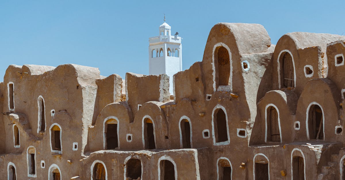 découvrez les ksour, ces villages fortifiés du sud du maroc qui témoignent d'une riche histoire et d'une architecture unique. explorez leur beauté et leur culture authentique à travers des ruelles étroites et des maisons en terre battue.