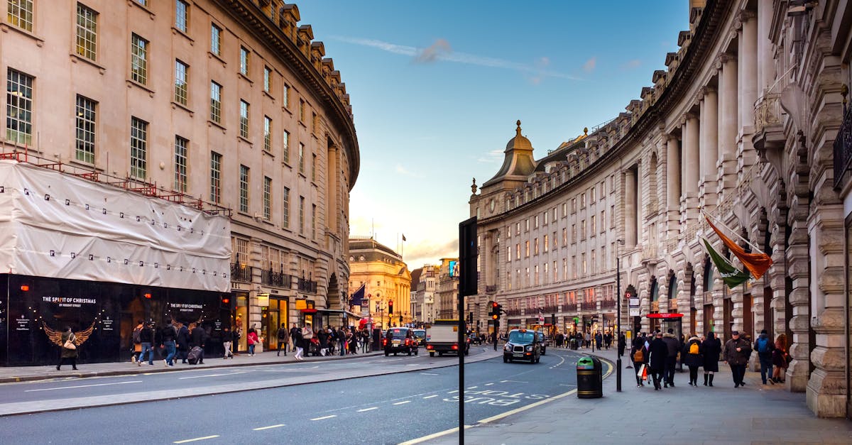 découvrez londres, la capitale britannique emblématique, où l'histoire rencontre la modernité. explorez ses célèbres monuments, musées, théâtres et une culture dynamique qui fait vibrer la ville jour et nuit.