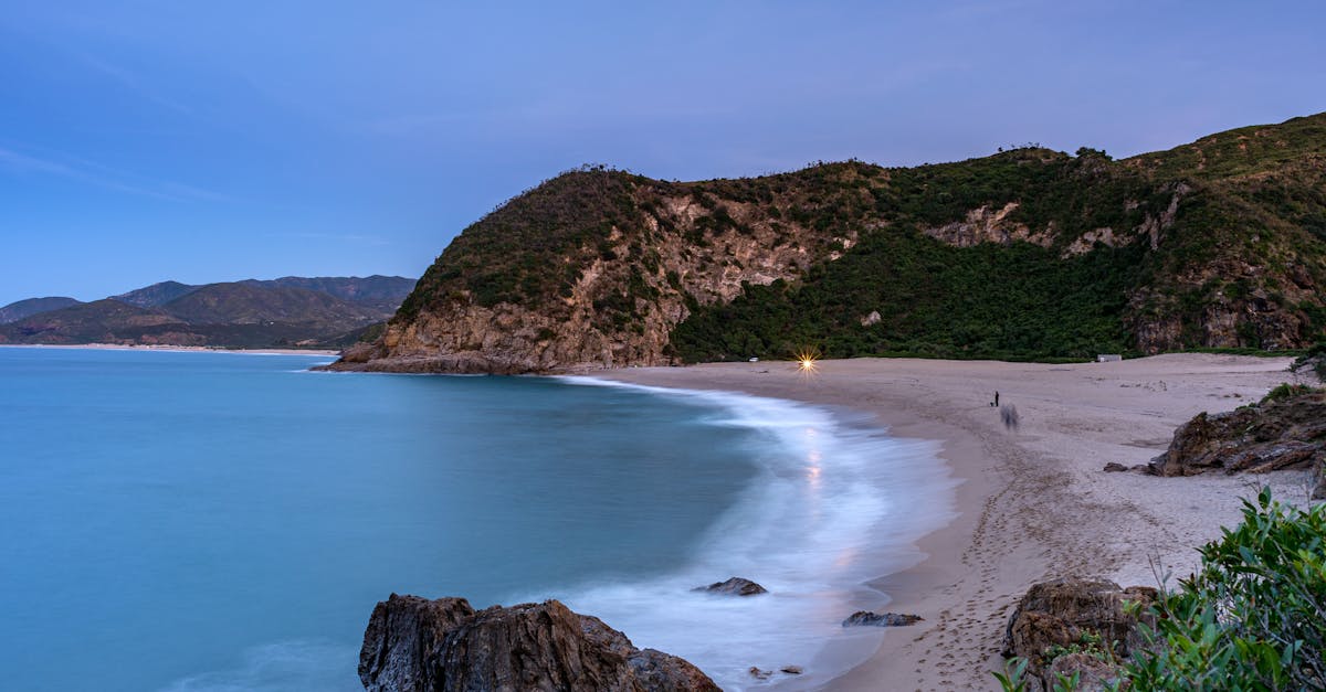 découvrez skikda, une magnifique ville côtière algérienne, réputée pour ses plages de sable fin, son riche patrimoine historique et sa délicieuse cuisine méditerranéenne. idéale pour les amoureux de la nature et de la culture, skikda vous promet une expérience inoubliable entre mer et montagnes.