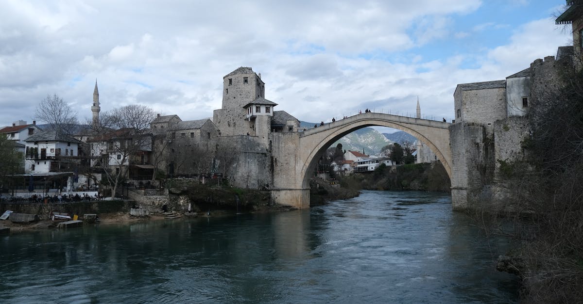 découvrez la bosnie-herzégovine : villes historiques, nature préservée, cuisine authentique et sites unesco. guide de voyage, itinéraires et conseils.