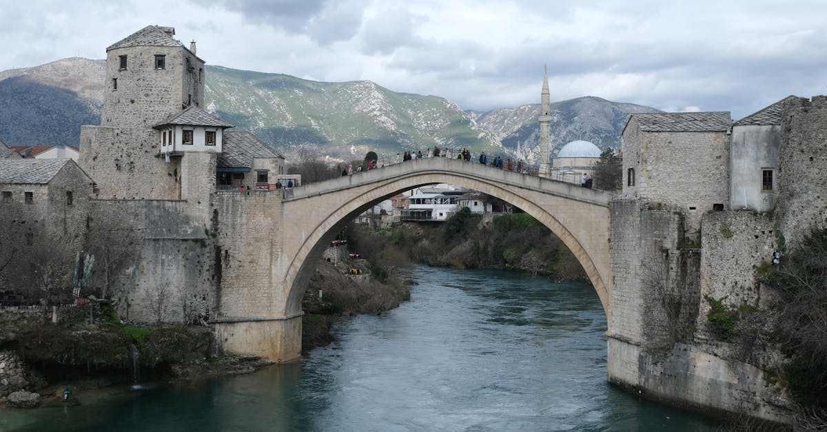 explorez la bosnie-herzégovine : sarajevo, mostar et montagnes des balkans. histoire, culture, nature, gastronomie et conseils pratiques pour votre voyage.
