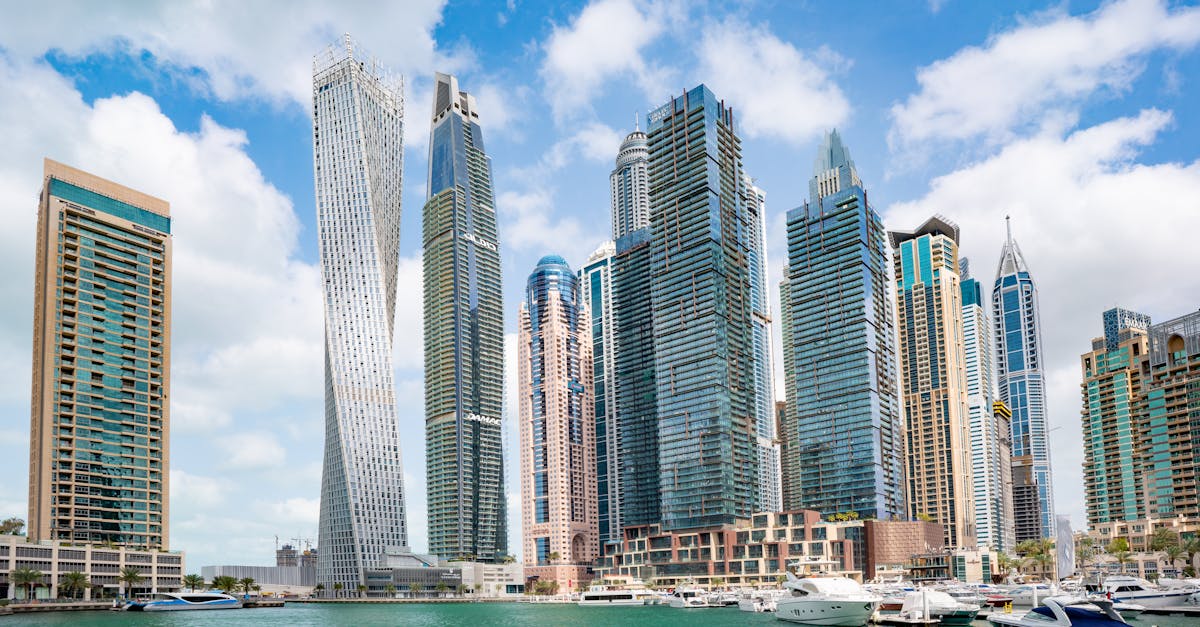 découvrez dubaï, une ville fascinante au cœur des émirats arabes unis, alliant modernité et traditions. explorez ses emblématiques gratte-ciels, ses centres commerciaux luxueux et ses plages à couper le souffle. plongez dans une expérience culturelle unique entre gastronomie, histoire et aventures inoubliables.