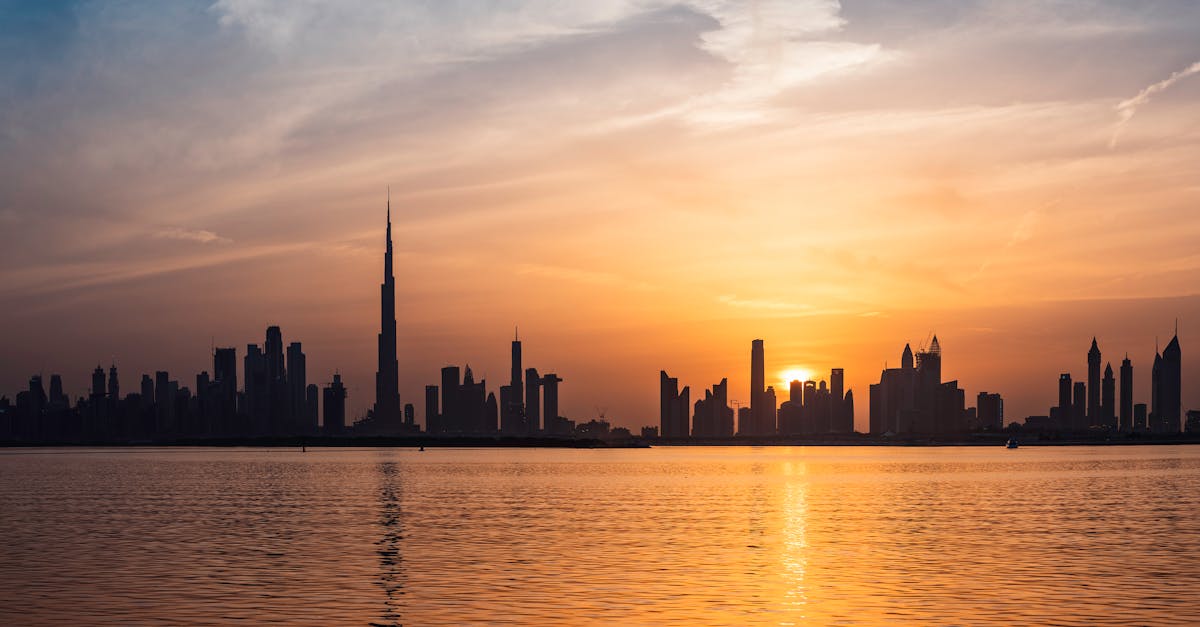 découvrez dubai, la ville fascinante des émirats arabes unis, où modernité et traditions se rencontrent. explorez ses gratte-ciels emblématiques, ses centres commerciaux luxueux et ses plages idylliques. plongez dans une expérience culturelle unique entre innovations technologiques et richesses historiques.